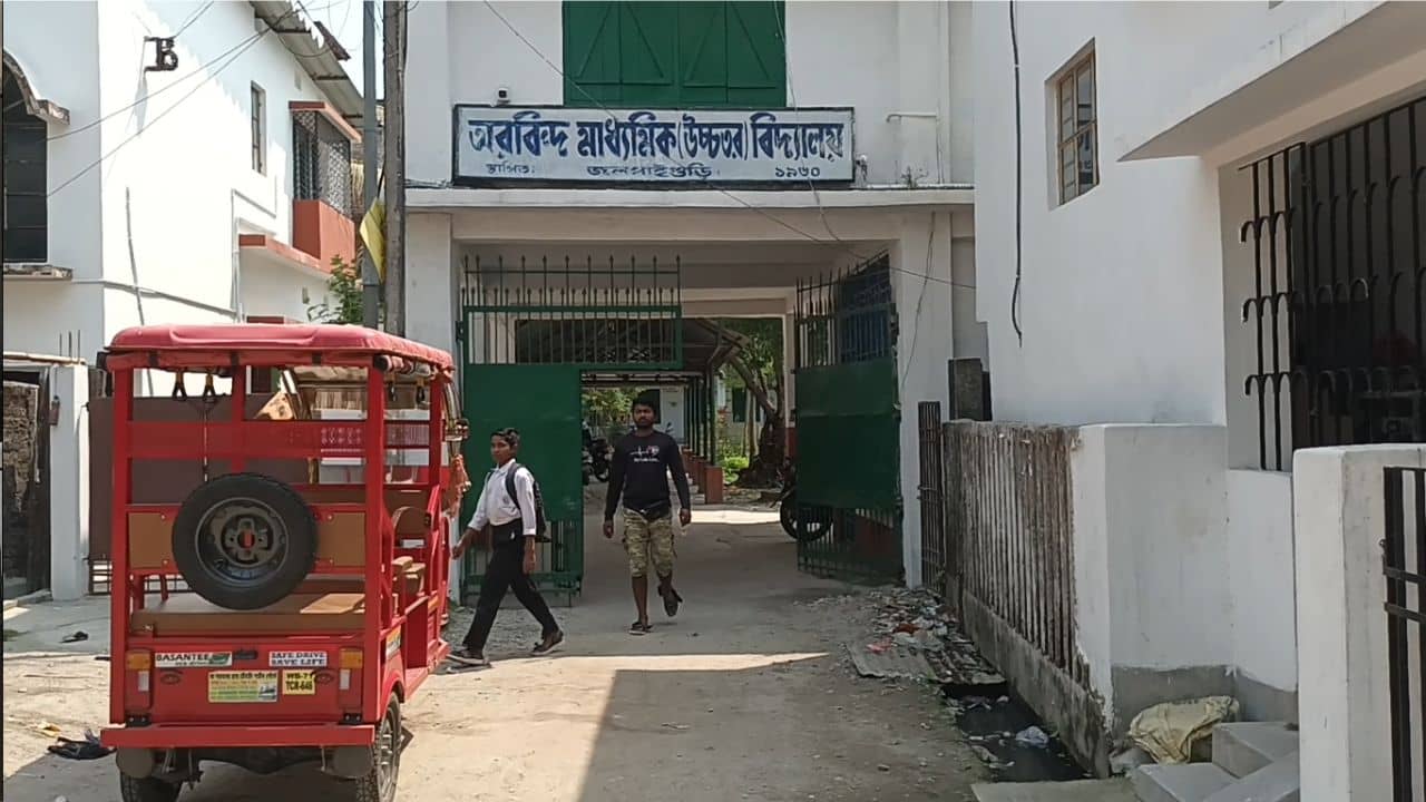 Jalpaiguri: স্কুলে বসেছে পুলিশ ক্যাম্প, বাতিল হল ছোট ছোট বাচ্চাদের পরীক্ষা!