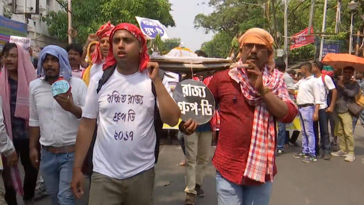 Job Seekers: বলো হরি, হরি বোল..., ভোটের মুখে শাসকের অস্বস্তি বাড়িয়ে ফের রাজপথে চাকরিপ্রার্থীরা