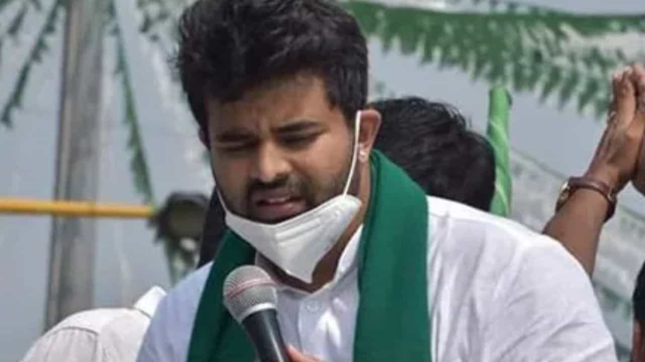 ভোটের মাঝে এ কী কাণ্ড, ভাইরাল প্রাক্তন প্রধানমন্ত্রীর নাতির 'সেক্স টেপ'! তুঙ্গে বিতর্ক ভোটের মাঝে এ কী কাণ্ড, ভাইরাল প্রাক্তন প্রধানমন্ত্রীর নাতির 'সেক্স টেপ'! তুঙ্গে বিতর্ক