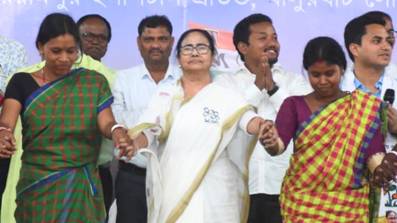Mamata Banerjee: তৃণমূল ভবনের ভিতরে এ কী দৃশ্য! ২০০ কিলোমিটারের দূরত্ব এক পলকে ঘোচালেন মমতা