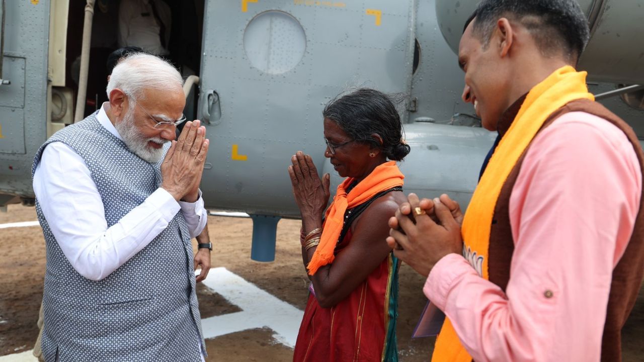 Narendra Modi: হেলিকপ্টার থেকে নেমে সবার আগে এই মহিলার সঙ্গে দেখা করলেন মোদী, কেন জানেন