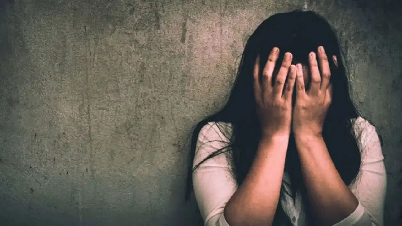 Woman Physically Assault: পাশে শুয়ে মেয়ে, মুখ চেপে ধরে মাকে ধর্ষণের অভিযোগ প্রতিবেশীর বিরুদ্ধে