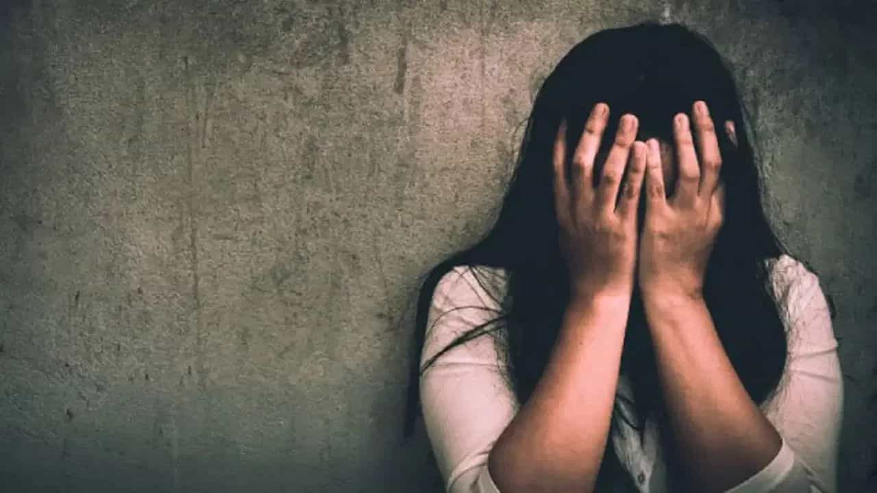 Woman Physically Assault: পাশে শুয়ে মেয়ে, মুখ চেপে ধরে মাকে ধর্ষণের অভিযোগ প্রতিবেশীর বিরুদ্ধে Woman Physically Assault: পাশে শুয়ে মেয়ে, মুখ চেপে ধরে মাকে ধর্ষণের অভিযোগ প্রতিবেশীর বিরুদ্ধে