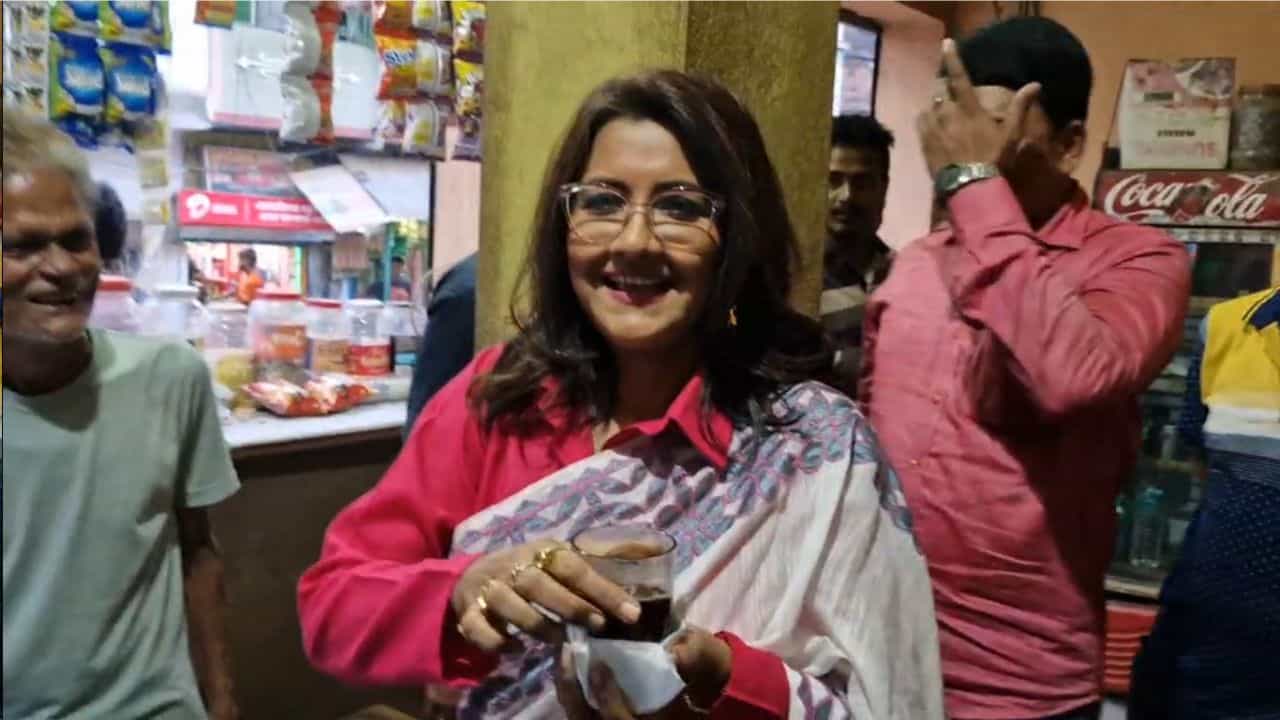 Rachana Banerjee: 'এবার এটা নিয়েও মিম হবে', প্রচারে বেরিয়ে আবার কী করলেন রচনা? Rachana Banerjee: 'এবার এটা নিয়েও মিম হবে', প্রচারে বেরিয়ে আবার কী করলেন রচনা?