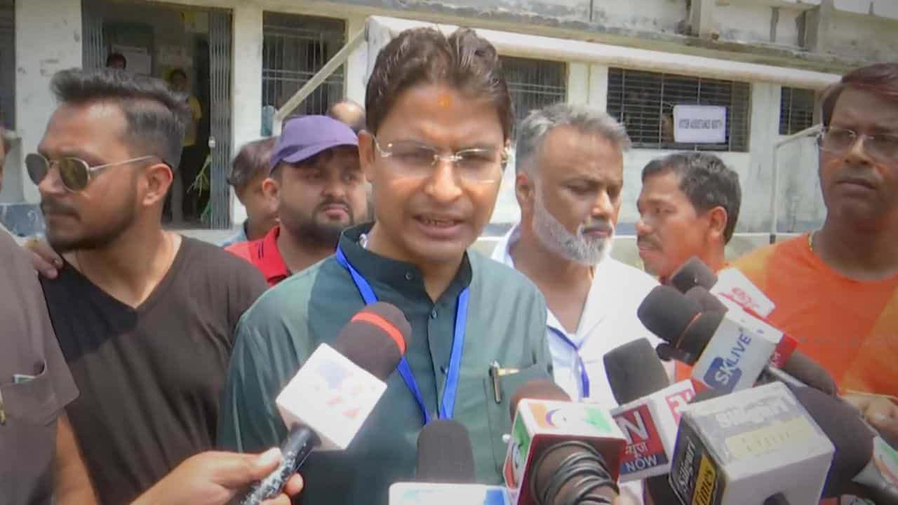 Lok Sabha Election 2024: 'খুল্লামখুল্লা বন্দুক নিয়ে ঘুরছে...', একাধিক বুথে পুনর্নির্বাচনের দাবি রাজু বিস্তার Lok Sabha Election 2024: 'খুল্লামখুল্লা বন্দুক নিয়ে ঘুরছে...', একাধিক বুথে পুনর্নির্বাচনের দাবি রাজু বিস্তার