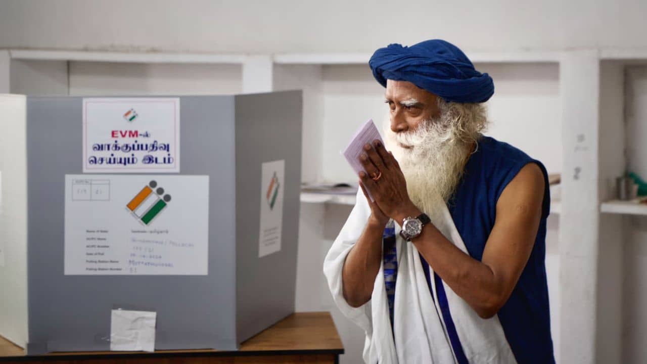 Sadhguru: এক মাস আগেই হয়েছিল মস্তিষ্কে অস্ত্রোপচার, হাসিমুখে ভোট দিলেন সদগুরু