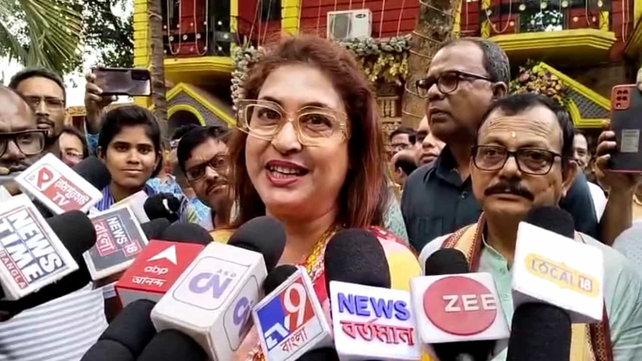 Satabdi Roy: ভোটের প্রচারের নীল নকশা বানাতে শিক্ষক-শিক্ষিকাদের সঙ্গে বৈঠক শতাব্দীর, 'নিয়োগ দুর্নীতির' ক্ষতে কি পড়বে প্রলেপ Satabdi Roy: ভোটের প্রচারের নীল নকশা বানাতে শিক্ষক-শিক্ষিকাদের সঙ্গে বৈঠক শতাব্দীর, 'নিয়োগ দুর্নীতির' ক্ষতে কি পড়বে প্রলেপ