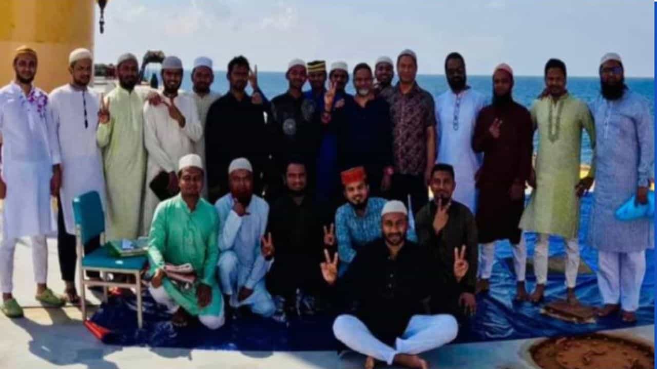 Somalia Pirates: সোমালিয়ার জলদস্যুদের খপ্পর থেকে এ যাত্রায় রক্ষা পেলেন ২৩ বাংলাদেশি, কত টাকার মুক্তিপণ দিতে হল Somalia Pirates: সোমালিয়ার জলদস্যুদের খপ্পর থেকে এ যাত্রায় রক্ষা পেলেন ২৩ বাংলাদেশি, কত টাকার মুক্তিপণ দিতে হল