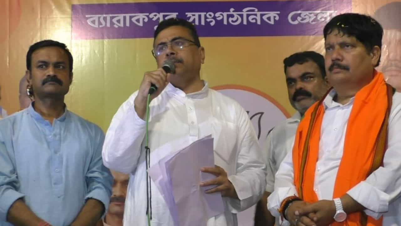 Suvendu Adhikari: ঘর ভাঙল তৃণমূলের, ব্যারাকপুরে পাওয়ার প্লে'তে ছক্কা হাঁকালেন শুভেন্দু Suvendu Adhikari: ঘর ভাঙল তৃণমূলের, ব্যারাকপুরে পাওয়ার প্লে'তে ছক্কা হাঁকালেন শুভেন্দু