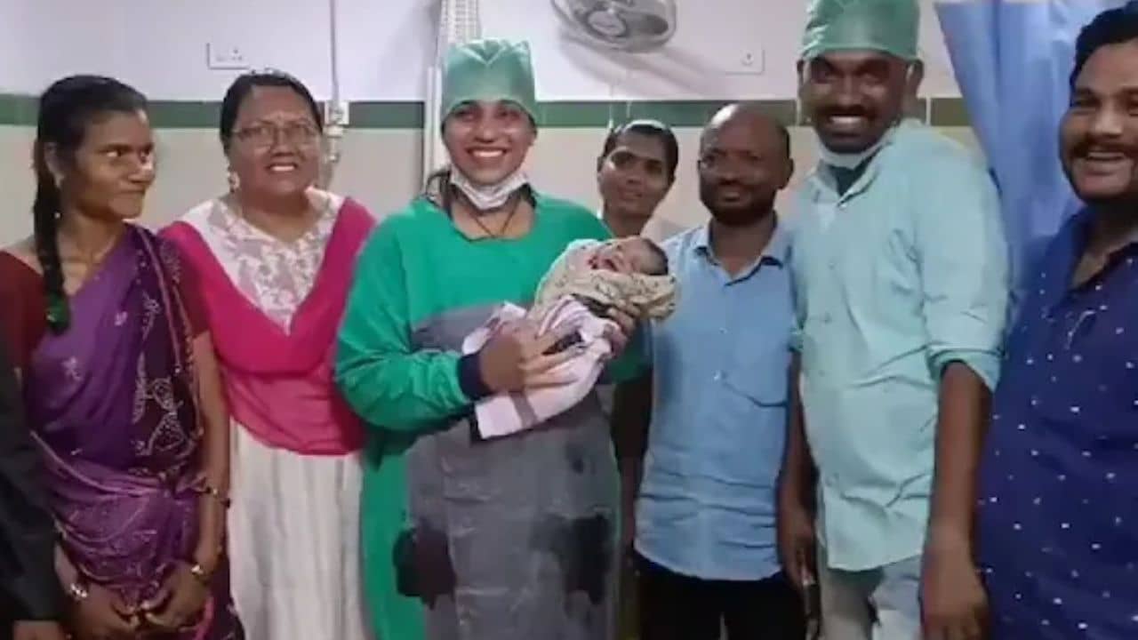 Lok Sabha Election 2024: প্রচার ছেড়ে হাসপাতালে ছুট প্রার্থীর, পৃথিবীর আলো দেখালেন সদ্যোজাতকে