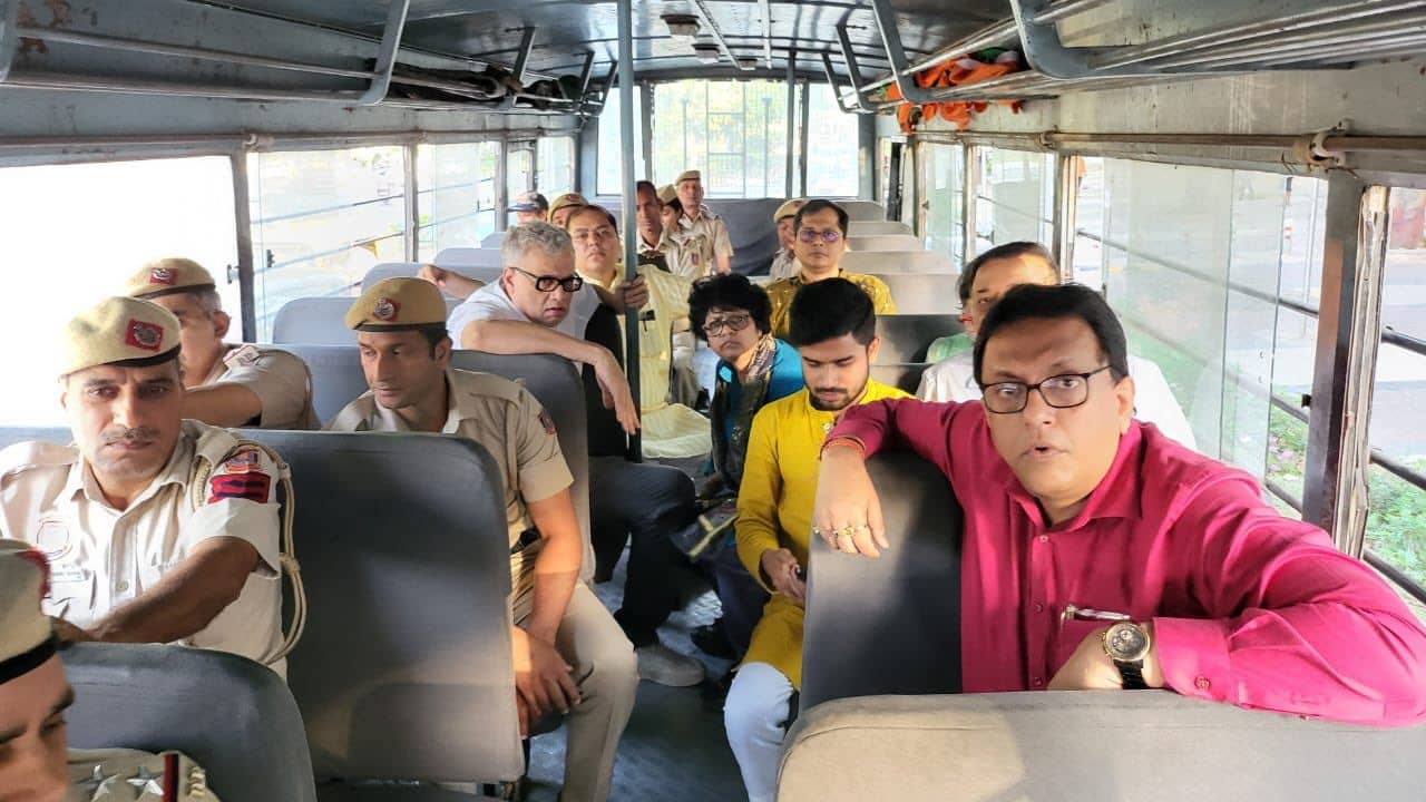 TMC: দিল্লিতে শান্তনু, ডেরেক-সহ তৃণমূলের ১০ জনকে বাসে তুলে নিয়ে গেল পুলিশ