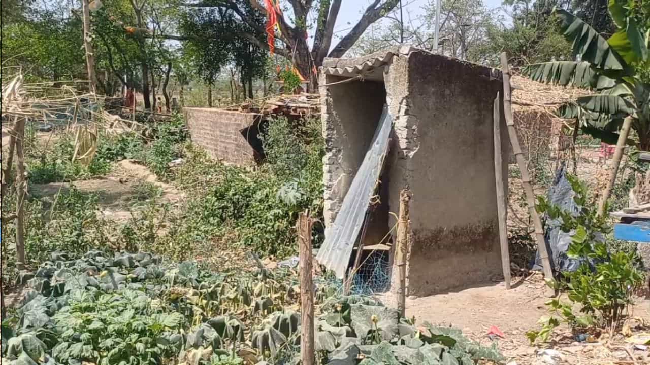 প্রধানের বাড়ির জন্য পাঁচটি শৌচালয়! এদিকে গ্রামের মহিলাদের ছুটতে হয় মাঠে-ঘাটে, নদীর পাড়ে, পুকুর-ধারে প্রধানের বাড়ির জন্য পাঁচটি শৌচালয়! এদিকে গ্রামের মহিলাদের ছুটতে হয় মাঠে-ঘাটে, নদীর পাড়ে, পুকুর-ধারে