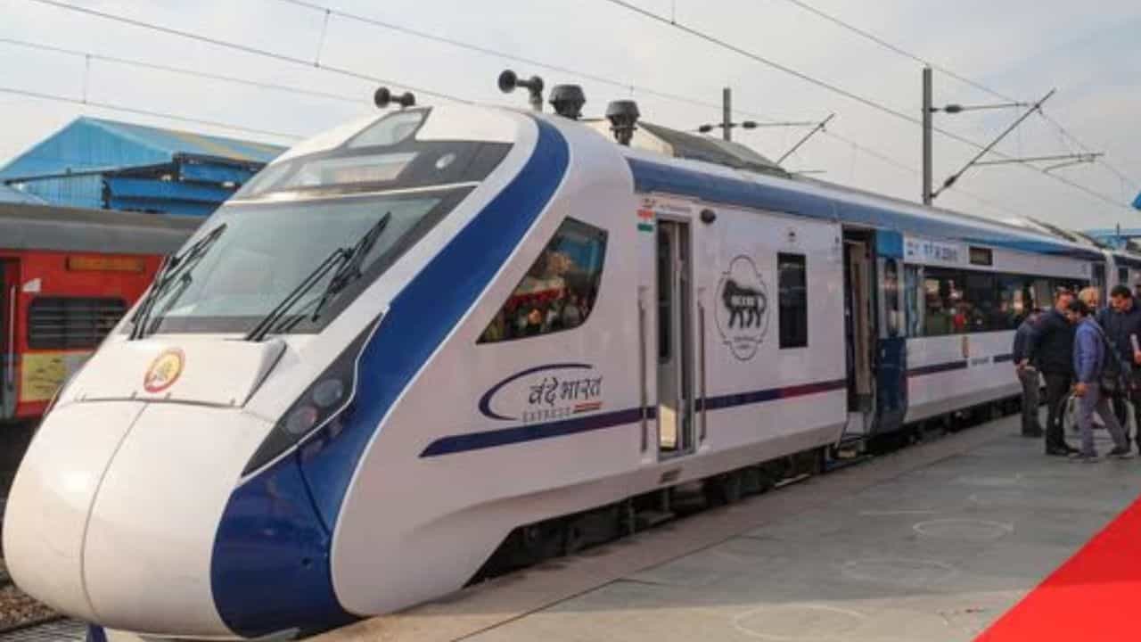 Vande Bharat Express: আরও একটি বন্দে ভারত চলবে হাওড়া থেকে? কী জানাল রেল Vande Bharat Express: আরও একটি বন্দে ভারত চলবে হাওড়া থেকে? কী জানাল রেল