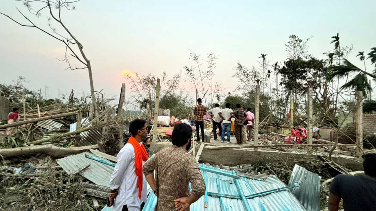 Weather Forecast: কালবৈশাখীর নাচন দেখেছে উত্তরবঙ্গ, আজও কি বাংলা লন্ডভন্ড করবে? কী বলছে হাওয়া অফিস Weather Forecast: কালবৈশাখীর নাচন দেখেছে উত্তরবঙ্গ, আজও কি বাংলা লন্ডভন্ড করবে? কী বলছে হাওয়া অফিস