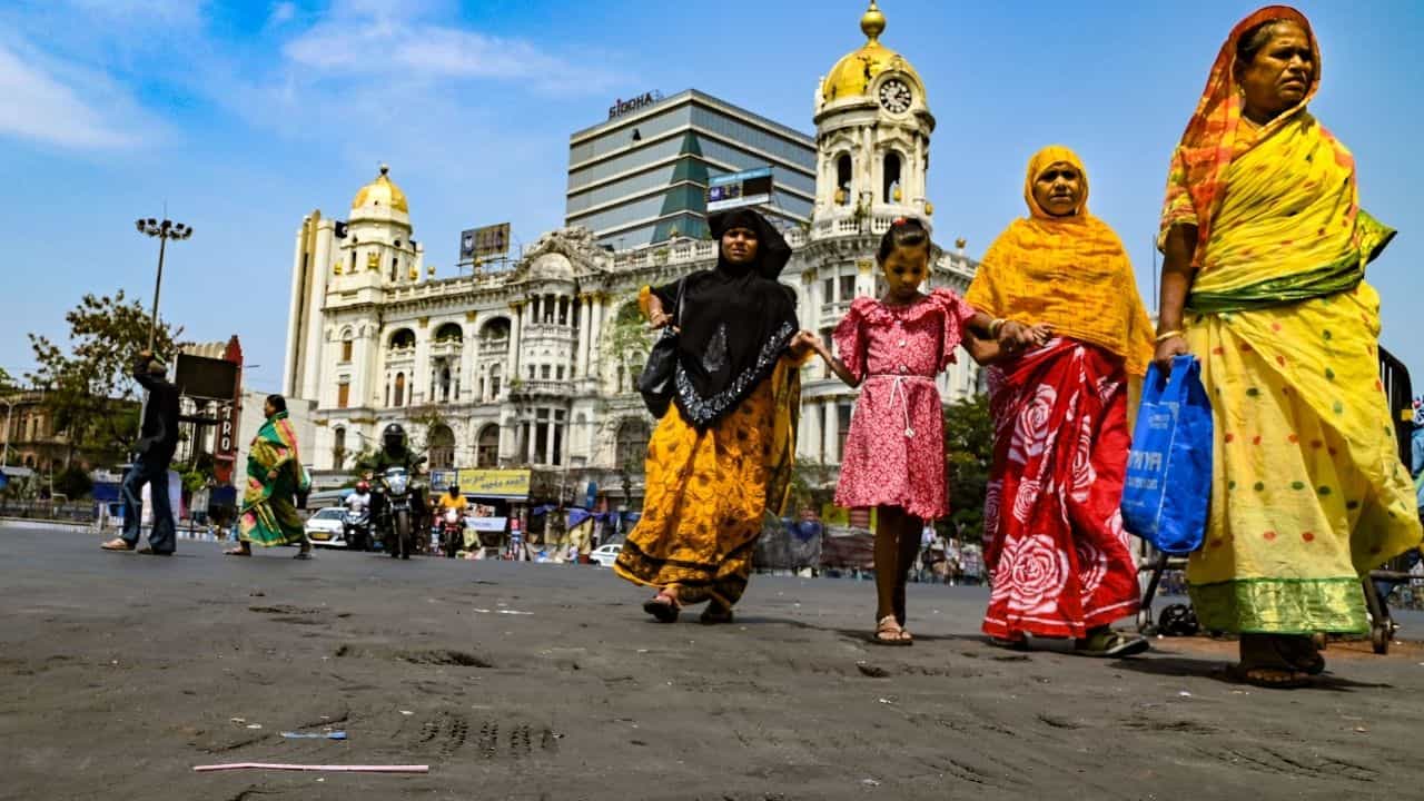 Heat Wave Alert: গত ৭০ বছরে এমন গরম কোনওদিন পড়েনি, নিজের রেকর্ড নিজেই ভাঙছে কলকাতা Heat Wave Alert: গত ৭০ বছরে এমন গরম কোনওদিন পড়েনি, নিজের রেকর্ড নিজেই ভাঙছে কলকাতা