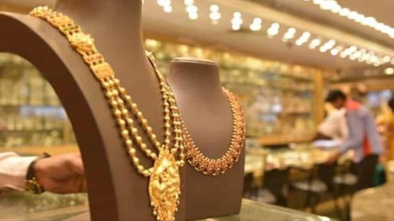 Gold Price Today: মধ্যবিত্তের মাথায় বাজ, ৭৪ হাজারের গণ্ডি পার সোনার! সস্তায় সোনা কিনুন এইভাবে...