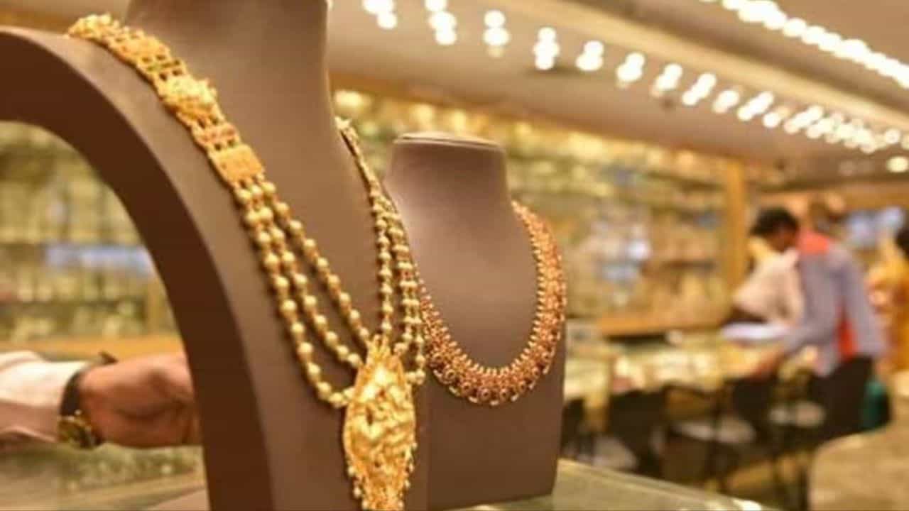 Gold Price Today: সপ্তাহের শুরুতেই বড় পরিবর্তন, ইদের দিনে কমে গেল সোনার দাম Gold Price Today: সপ্তাহের শুরুতেই বড় পরিবর্তন, ইদের দিনে কমে গেল সোনার দাম