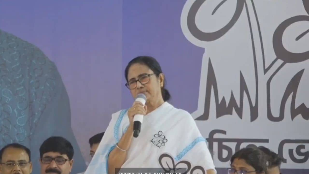 Mamata Banerjee: বাংলায় দুঘণ্টা লুকিয়ে ছিল, আমরা ধরে দিয়েছি, বাংলায় জঙ্গি যোগের তত্ত্ব ওড়ালেন মুখ্যমন্ত্রী