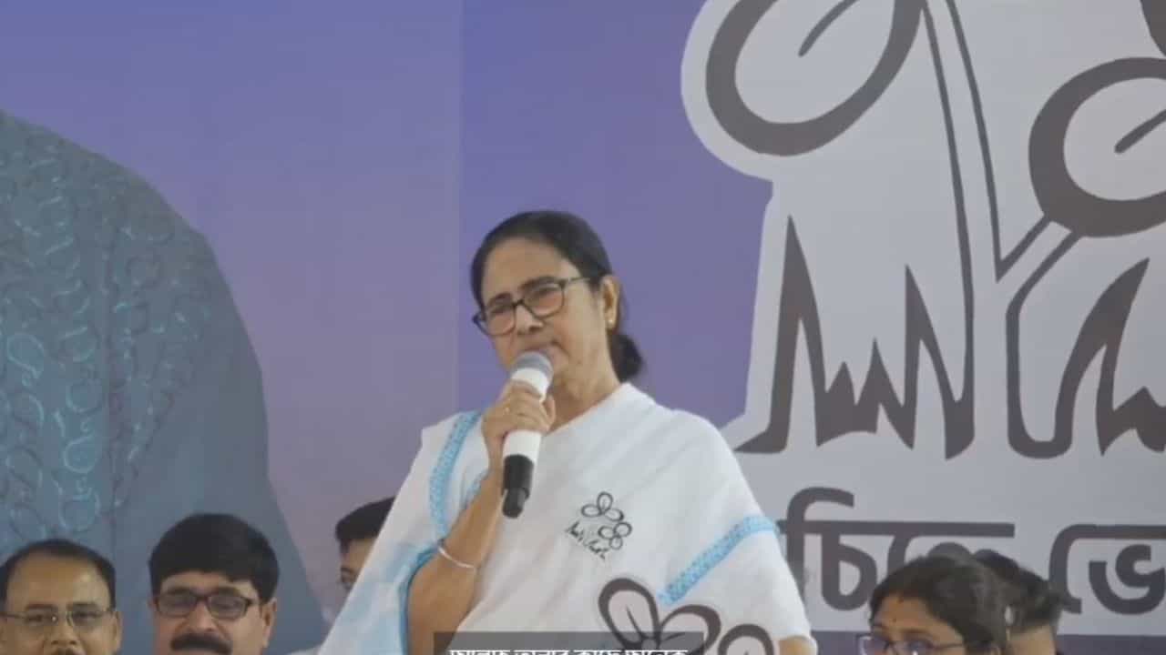 Mamata Banerjee: 'বাংলায় দু'ঘণ্টা লুকিয়ে ছিল, আমরা ধরে দিয়েছি', বাংলায় জঙ্গি যোগের তত্ত্ব ওড়ালেন মুখ্যমন্ত্রী Mamata Banerjee: 'বাংলায় দু'ঘণ্টা লুকিয়ে ছিল, আমরা ধরে দিয়েছি', বাংলায় জঙ্গি যোগের তত্ত্ব ওড়ালেন মুখ্যমন্ত্রী