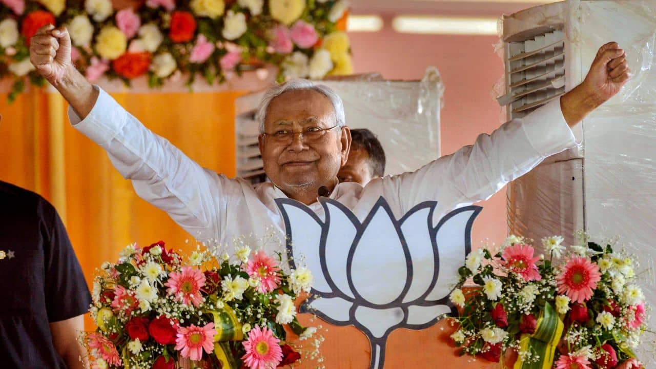 Nitish Kumar: নীতীশের নয়া কাণ্ড, ৫৪৩ আসনের লোকসভায় ৪০০০ আসনে জেতার দাবি! হাসি চাপতে পারলেন না সমর্থকরাও