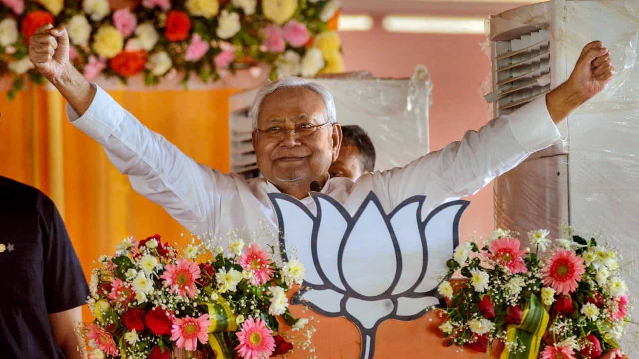 Nitish Kumar: নীতীশের নয়া কাণ্ড, ৫৪৩ আসনের লোকসভায় ৪০০০ আসনে জেতার দাবি! হাসি চাপতে পারলেন না সমর্থকরাও Nitish Kumar: নীতীশের নয়া কাণ্ড, ৫৪৩ আসনের লোকসভায় ৪০০০ আসনে জেতার দাবি! হাসি চাপতে পারলেন না সমর্থকরাও