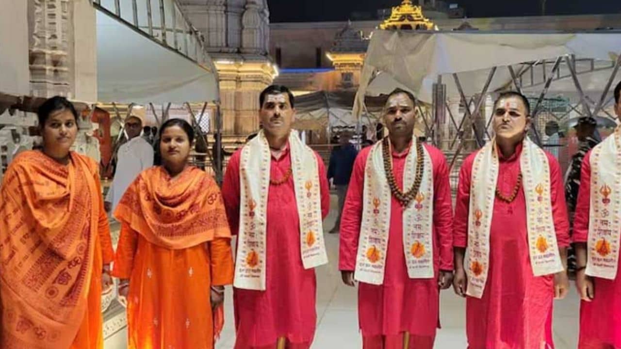 Kashi Vishwanath Temple: খাকি উর্দি ছেড়ে ধুতি-পাঞ্জাবী, কপালে গেরুয়া তিলক! কাশী বিশ্বনাথ মন্দিরে ধার্মিক পুলিশের ইউনিফর্ম ঘিরে বিতর্ক