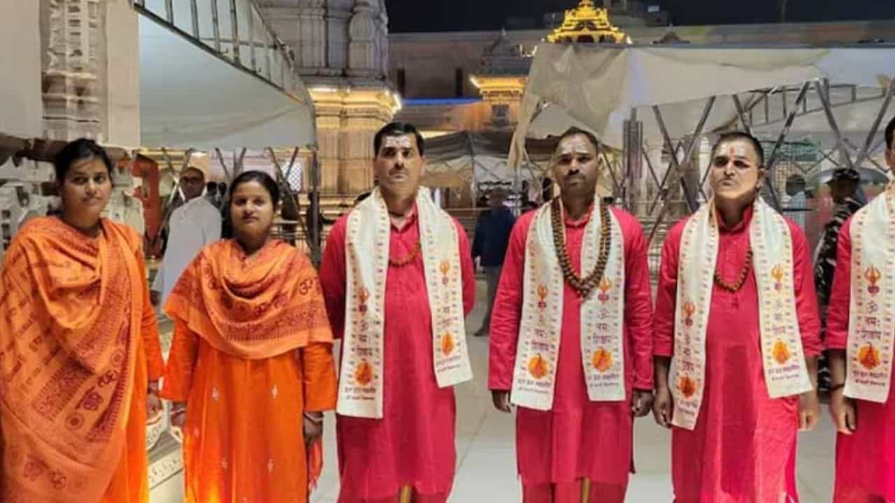 Kashi Vishwanath Temple: খাকি উর্দি ছেড়ে ধুতি-পাঞ্জাবী, কপালে গেরুয়া তিলক! কাশী বিশ্বনাথ মন্দিরে 'ধার্মিক পুলিশে'র ইউনিফর্ম ঘিরে বিতর্ক Kashi Vishwanath Temple: খাকি উর্দি ছেড়ে ধুতি-পাঞ্জাবী, কপালে গেরুয়া তিলক! কাশী বিশ্বনাথ মন্দিরে 'ধার্মিক পুলিশে'র ইউনিফর্ম ঘিরে বিতর্ক