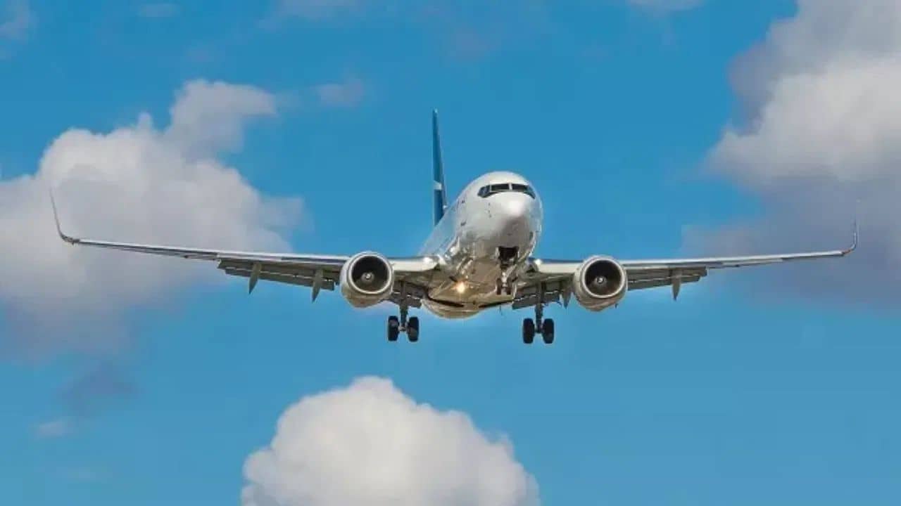 Kolkata Airport: মাঝ আকাশে বিমান, উঠল ঝড়! কলকাতা বিমানবন্দরই হল ত্রাতা