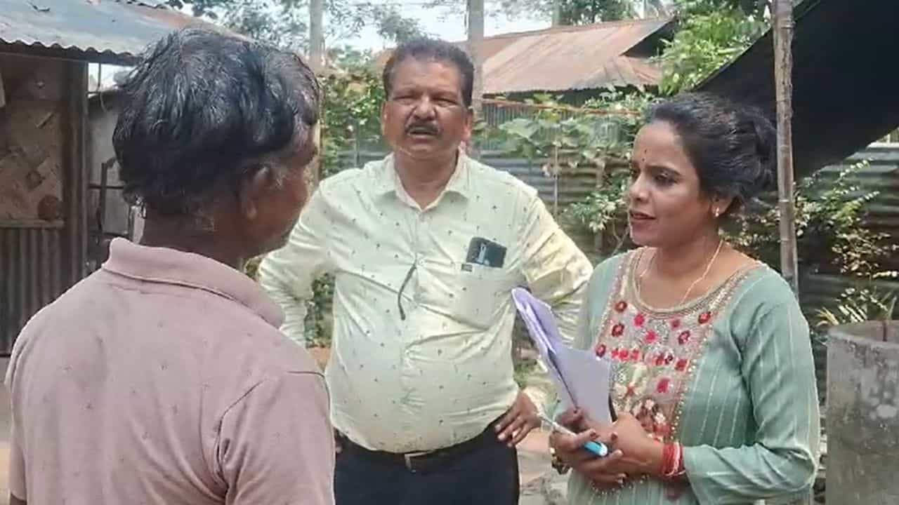 TMC: ফর্ম হাতে তৃণমূল প্রধান ঘুরছেন বাড়ি বাড়ি, ভোটের মুখে কোন তথ্য নিচ্ছেন?