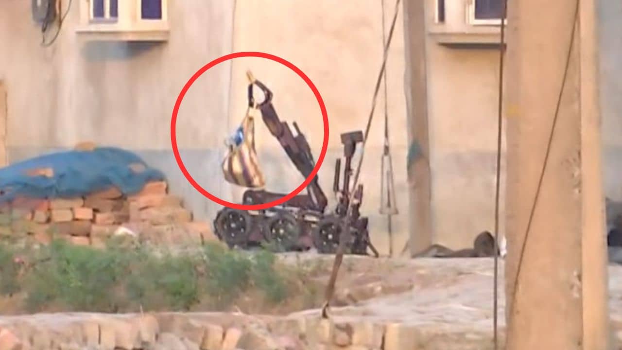 NSG in Sandeshkhali: রহস্যজনক ব্যাগ নিয়ে সন্দেশখালির সেই বাড়ি থেকে বেরিয়ে এল রোবট