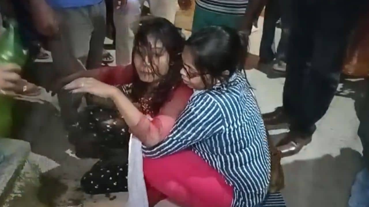 Balurghat: বাঁশের সাঁকো থেকে আত্রেয়ী নদীতে তরুণ-তরুণী, অন্ধকারে সাংঘাতিক ঘটনা...