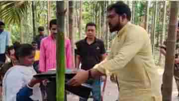 Alipurduar: ভোট মিটতেই নদী পার করে ত্রাণ পৌঁছে দিলেন বিজেপি বিধায়ক