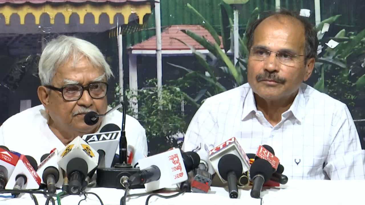 Biman Basu: 'কংগ্রেসী ভোট তো বামেতে আসে না', শুনেই অধীরের সামনে বিমান বসু বললেন... Biman Basu: 'কংগ্রেসী ভোট তো বামেতে আসে না', শুনেই অধীরের সামনে বিমান বসু বললেন...