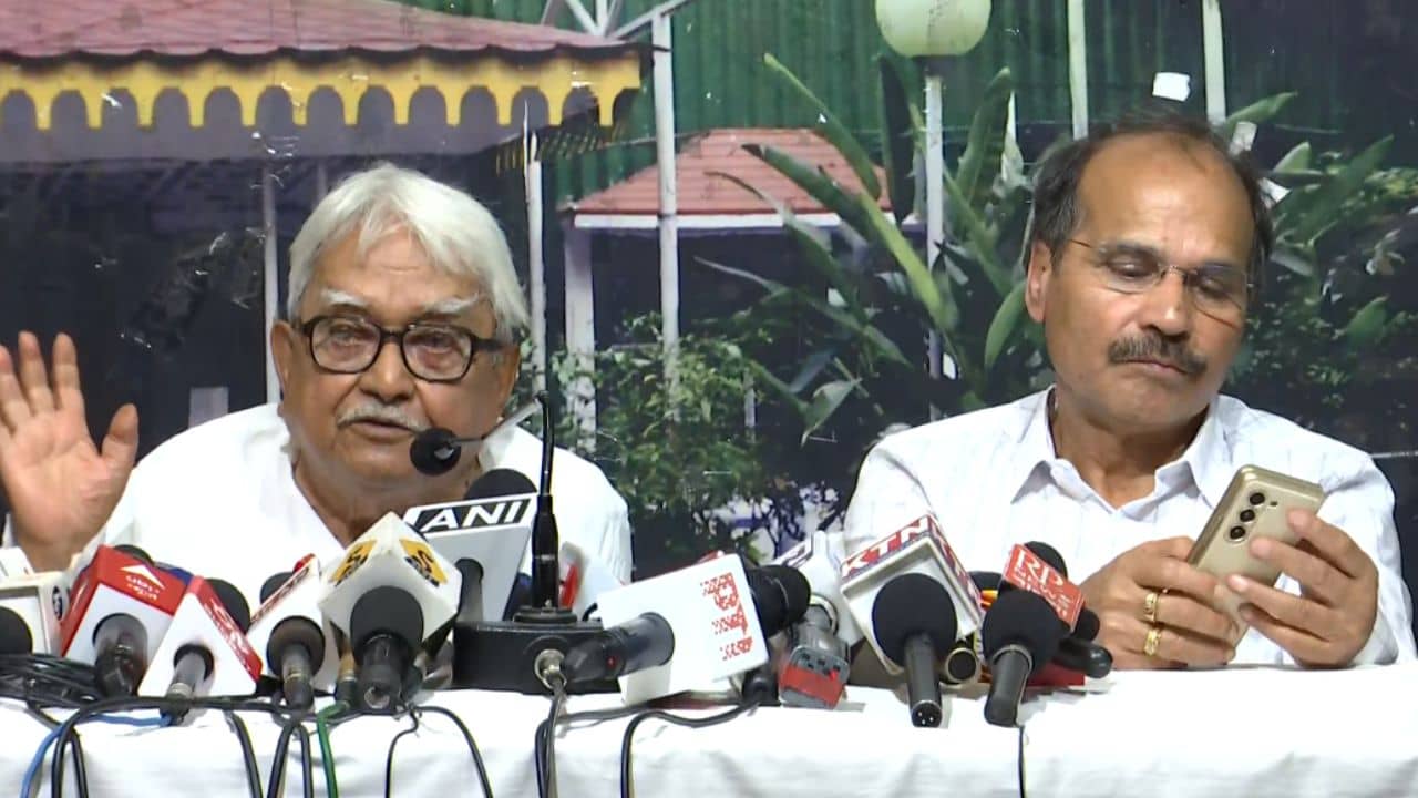 Biman Basu: বাম-কংগ্রেসের সমঝোতা ঠিক কোন পর্যায়ে, অধীরকে পাশে নিয়েই বোঝালেন বিমান