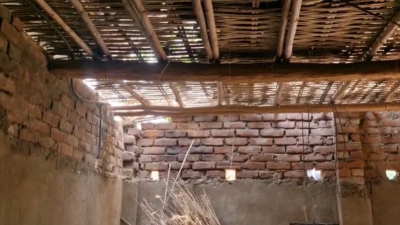 TMC: তৃণমূল নেত্রীর বাড়িতে বিকট শব্দে বিস্ফোরণ,  উড়ল টিনের চাল