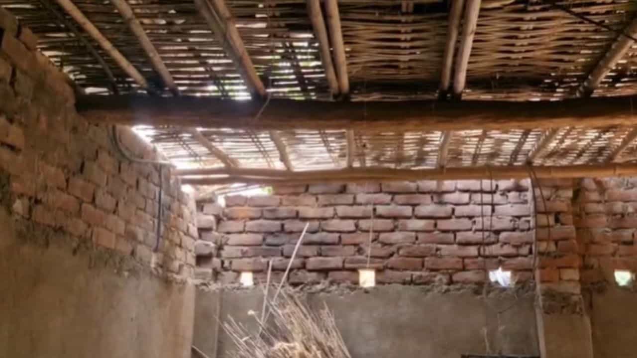 TMC: তৃণমূল নেত্রীর বাড়িতে বিকট শব্দে বিস্ফোরণ, উড়ল টিনের চাল TMC: তৃণমূল নেত্রীর বাড়িতে বিকট শব্দে বিস্ফোরণ, উড়ল টিনের চাল