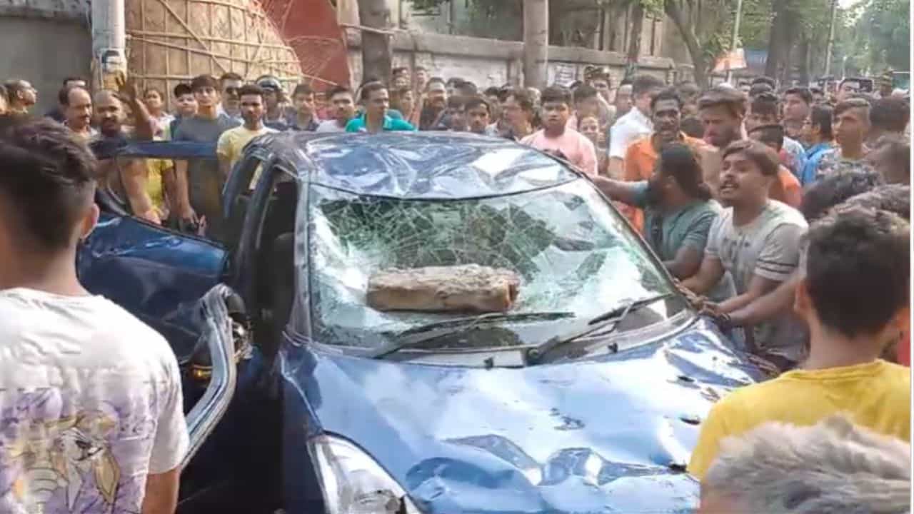 Road Accident: বেঙ্গল কেমিক্যালের সামনে ভয়াবহ দুর্ঘটনা, উল্টে গেল গাড়ি, নিচে শিশু... Road Accident: বেঙ্গল কেমিক্যালের সামনে ভয়াবহ দুর্ঘটনা, উল্টে গেল গাড়ি, নিচে শিশু...