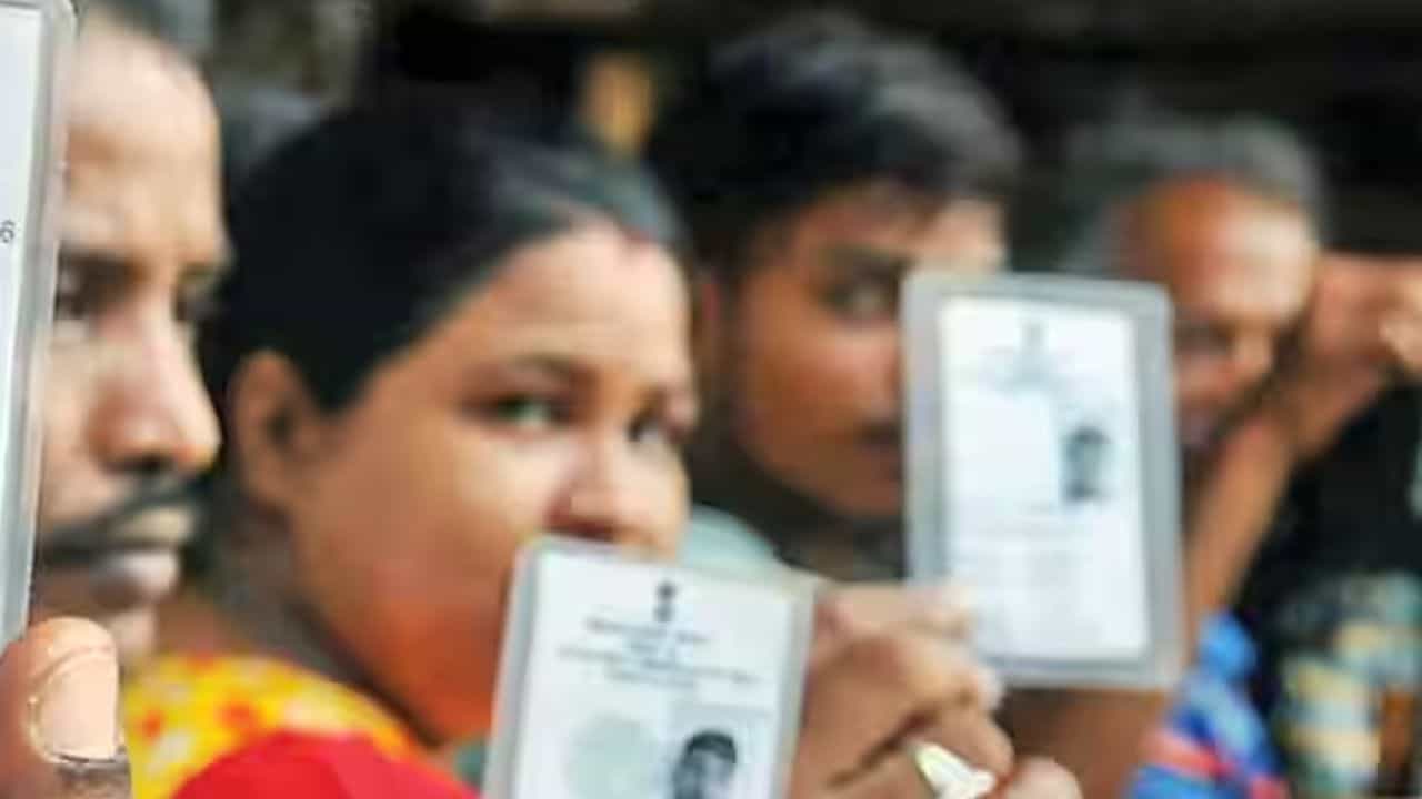 Loksabha Election 2024: ডায়মন্ড হারবার অনেক 'পিছনে', কমিশনের তালিকায় 'এগিয়ে' বসিরহাট, যাদবপুর, দমদম Loksabha Election 2024: ডায়মন্ড হারবার অনেক 'পিছনে', কমিশনের তালিকায় 'এগিয়ে' বসিরহাট, যাদবপুর, দমদম