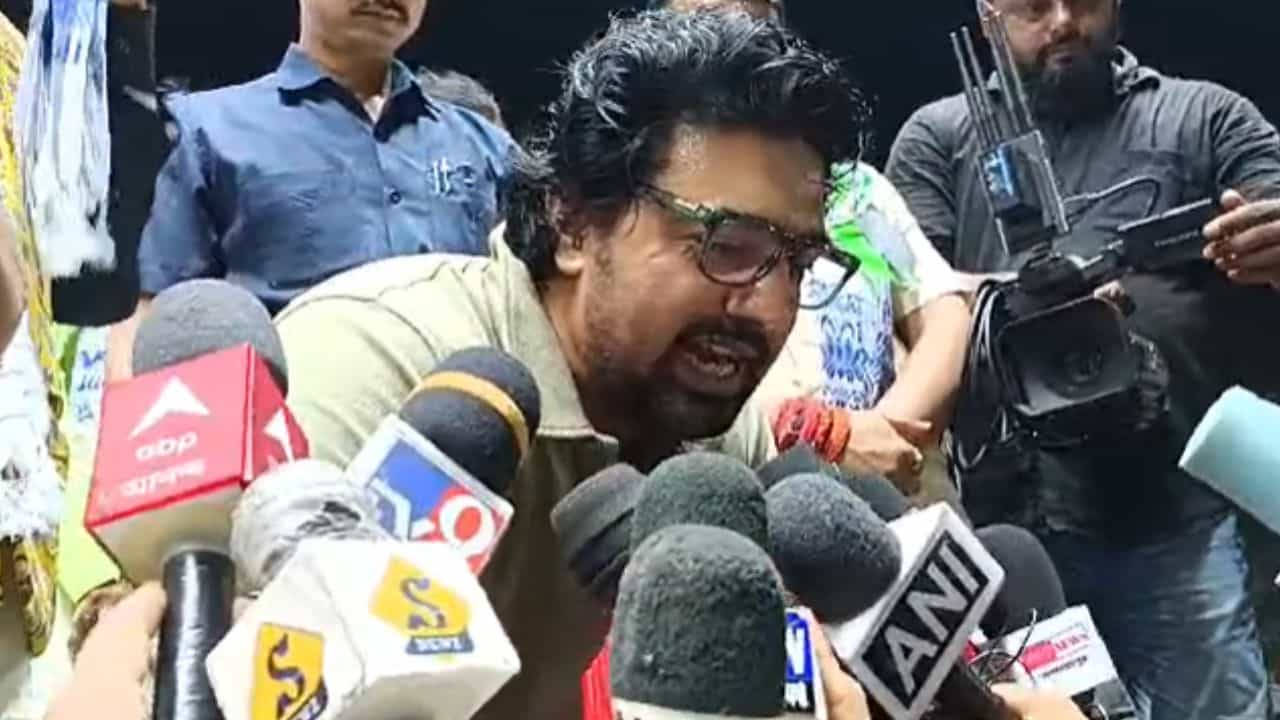 Dev: 'হিরণের সিনেমার কেরিয়ার শেষ, টিকে আছে তো...', দেবের খোঁচা আরও জোরাল Dev: 'হিরণের সিনেমার কেরিয়ার শেষ, টিকে আছে তো...', দেবের খোঁচা আরও জোরাল