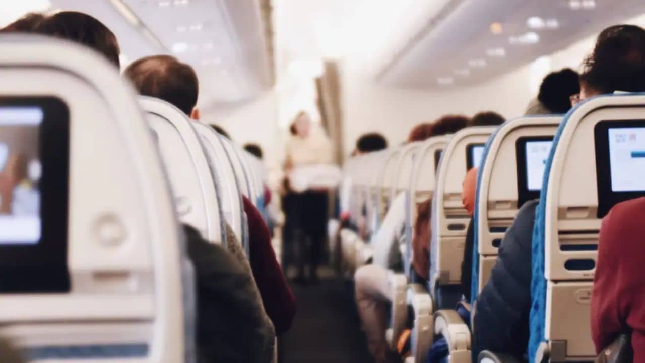 Kolkata Airport: মাঝ আকাশে পাশের সিটের যুবতীর সঙ্গে..., কলকাতায় বিমান নামতেই তুলকালাম