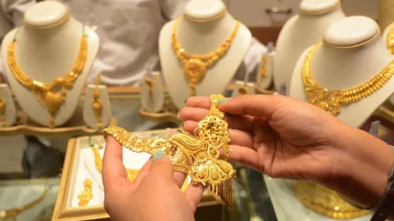 Gold Price: সাজো, সাজাও..., সপ্তাহের শুরুতেই অনেকটা সস্তা হল সোনা Gold Price: সাজো, সাজাও..., সপ্তাহের শুরুতেই অনেকটা সস্তা হল সোনা