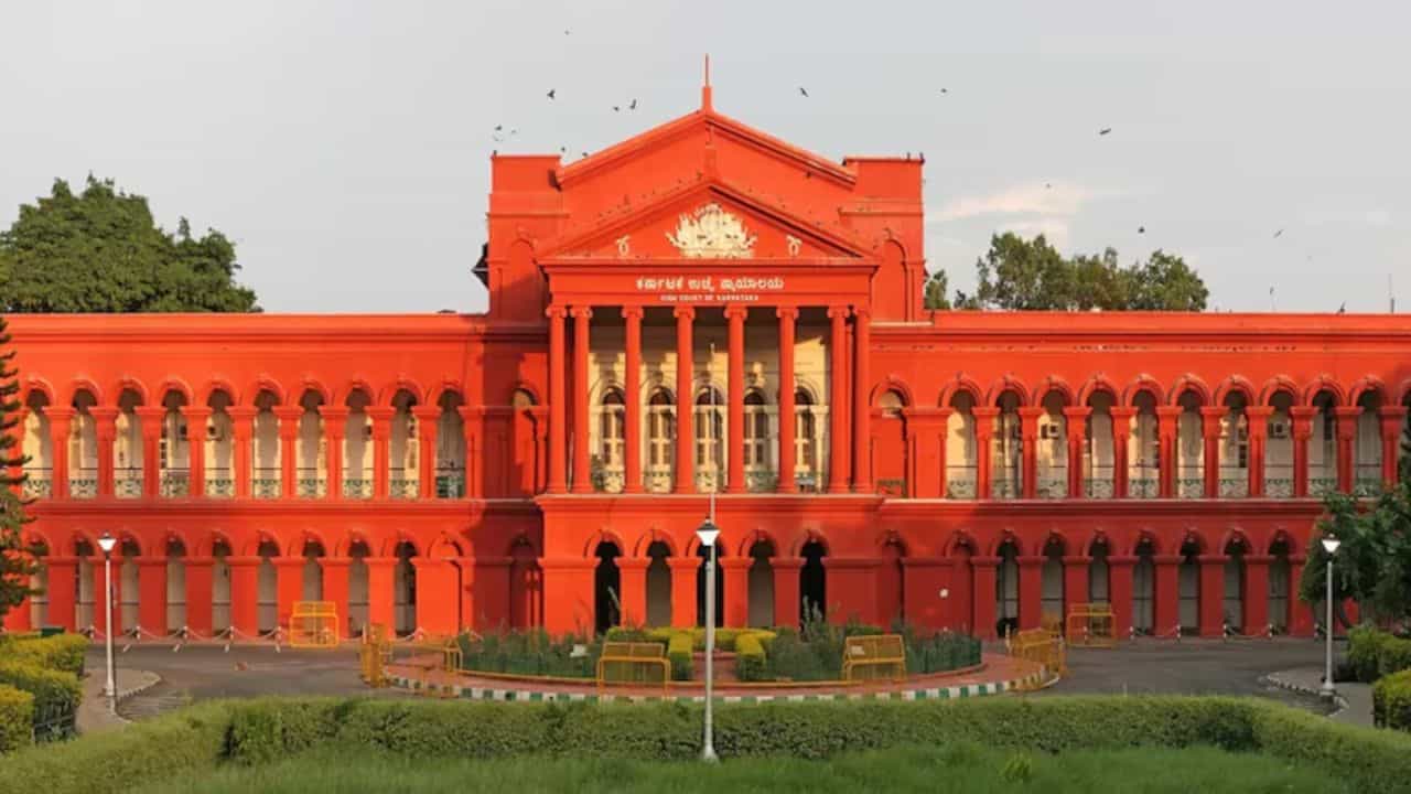 High Court: হাইকোর্টে তুলকালাম, প্রধান বিচারপতির সামনেই গলায় ছুরি চালাল যুবক! High Court: হাইকোর্টে তুলকালাম, প্রধান বিচারপতির সামনেই গলায় ছুরি চালাল যুবক!