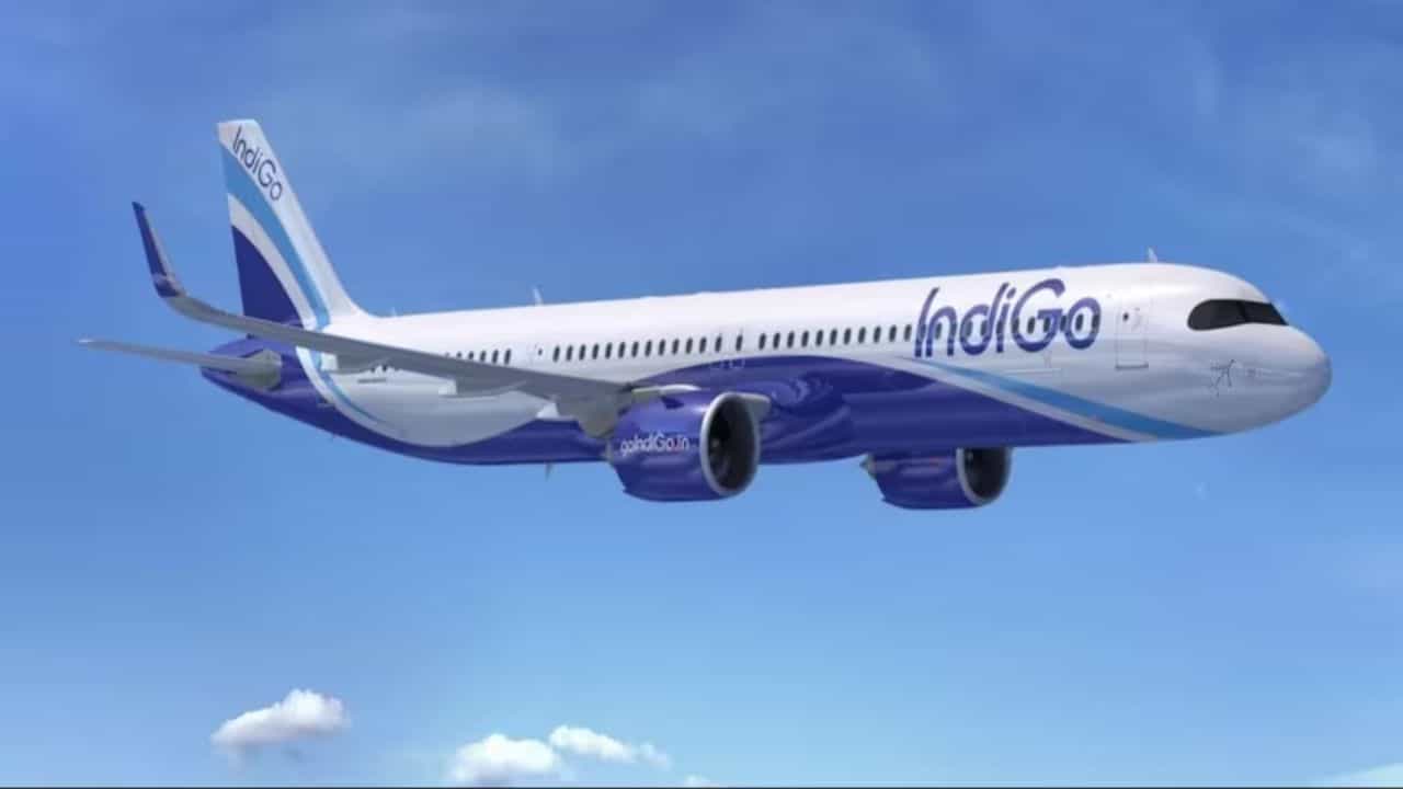 Kolkata Airport: মাঝ আকাশে অসম্ভব বুকে ব্যথা যাত্রীর, বিমানকর্মীরা তাঁর সঙ্গে যা করলেন... Kolkata Airport: মাঝ আকাশে অসম্ভব বুকে ব্যথা যাত্রীর, বিমানকর্মীরা তাঁর সঙ্গে যা করলেন...