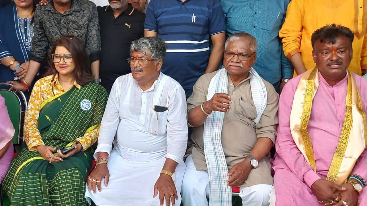 TMC MLA: ১০ আঙুলে ১৫টা সোনার আংটি, গলায় চেন..., বিপিএল বিধায়ক মনোরঞ্জন ব্যাপারীর নিশানায় কে?