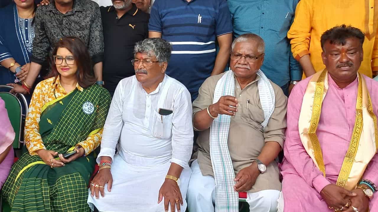 TMC MLA: '১০ আঙুলে ১৫টা সোনার আংটি, গলায় চেন...', 'বিপিএল বিধায়ক' মনোরঞ্জন ব্যাপারীর নিশানায় কে? TMC MLA: '১০ আঙুলে ১৫টা সোনার আংটি, গলায় চেন...', 'বিপিএল বিধায়ক' মনোরঞ্জন ব্যাপারীর নিশানায় কে?