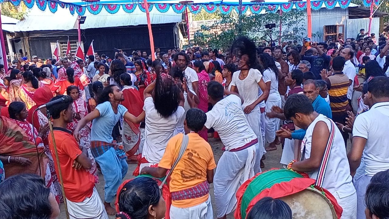 Matua Thakurbari: মতুয়ায় 'মাতোয়ারা' রাজনীতির অলিন্দ, এই ঠাকুরবাড়ির ইতিহাস জানেন? Matua Thakurbari: মতুয়ায় 'মাতোয়ারা' রাজনীতির অলিন্দ, এই ঠাকুরবাড়ির ইতিহাস জানেন?