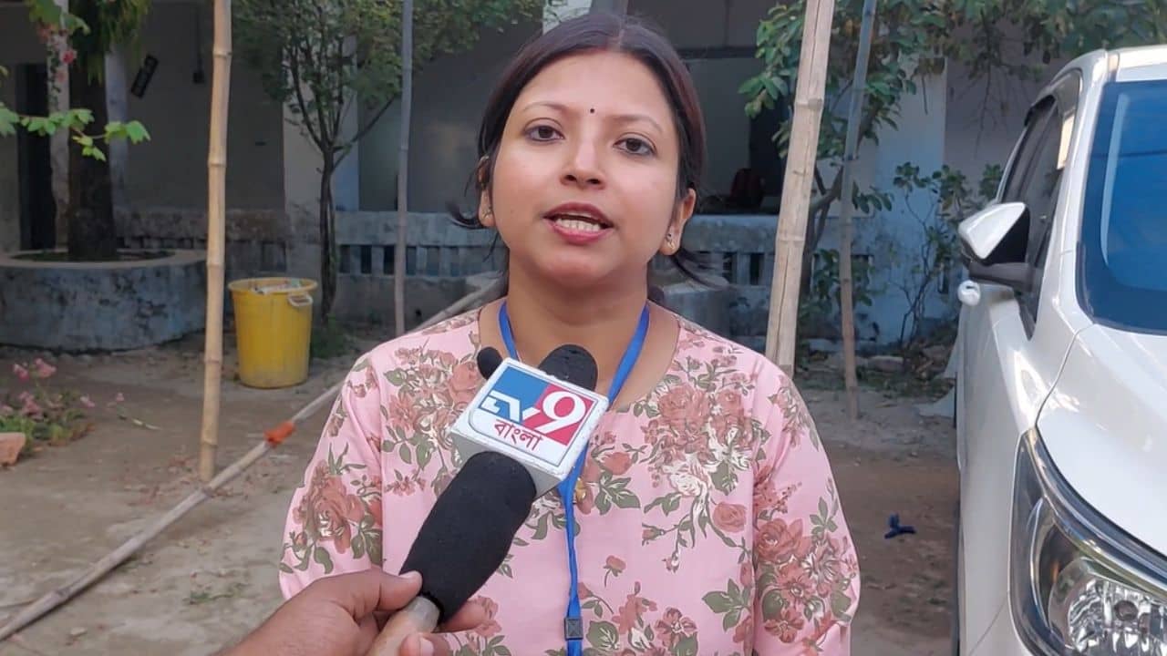 SSC Teacher: যোগ্য হয়েও চাকরি হারিয়েছেন, তবু ভোটের ডিউটিতে অবিচল প্রিয়াঙ্কা