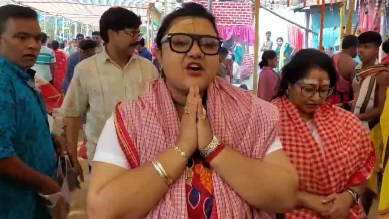 Sujata Mondal: চৈত্রের শেষবেলায় ভোলেবাবাতেই ভরসা সুজাতা, সৌমিত্রের Sujata Mondal: চৈত্রের শেষবেলায় ভোলেবাবাতেই ভরসা সুজাতা, সৌমিত্রের