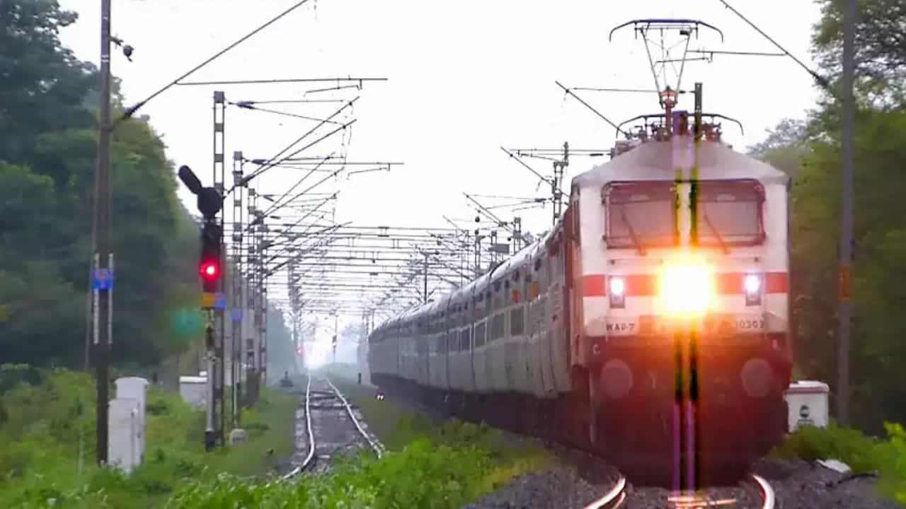 Railway News: পাহাড়ে যাবেন, টিকিট পাচ্ছেন না? হাওড়া থেকে প্রচুর সামার স্পেশাল ট্রেনের ঘোষণা Railway News: পাহাড়ে যাবেন, টিকিট পাচ্ছেন না? হাওড়া থেকে প্রচুর সামার স্পেশাল ট্রেনের ঘোষণা