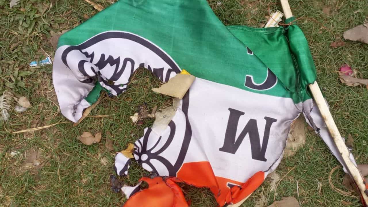 TMC: তৃণমূলের পতাকা ছিঁড়ে পুড়িয়ে দেওয়ার অভিযোগ তপনে TMC: তৃণমূলের পতাকা ছিঁড়ে পুড়িয়ে দেওয়ার অভিযোগ তপনে
